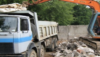 Вывоз строительного мусора с участка в Сланцах недорого от 1532 руб. | ГОСТСТРОЙ